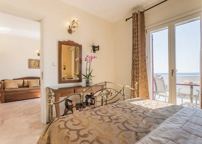 Ariadne מלון דירות 3*